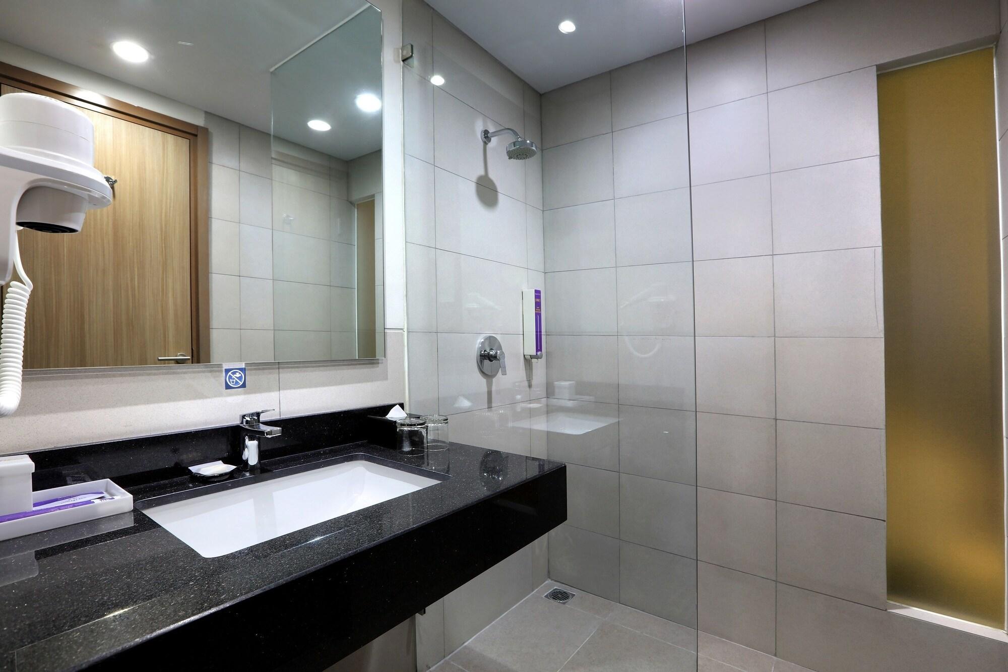 Quest Prime Cikarang By Aston Otel Bekasi Dış mekan fotoğraf
