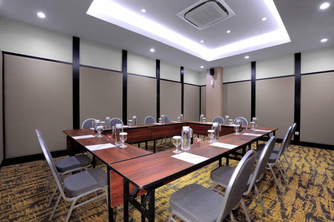 Quest Prime Cikarang By Aston Otel Bekasi Dış mekan fotoğraf